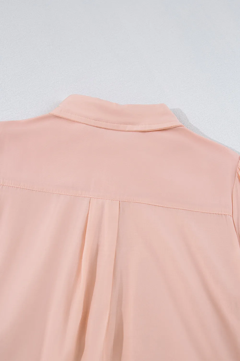 Robe à col rabattu boutonnée de couleur unie avec ourlet à volants